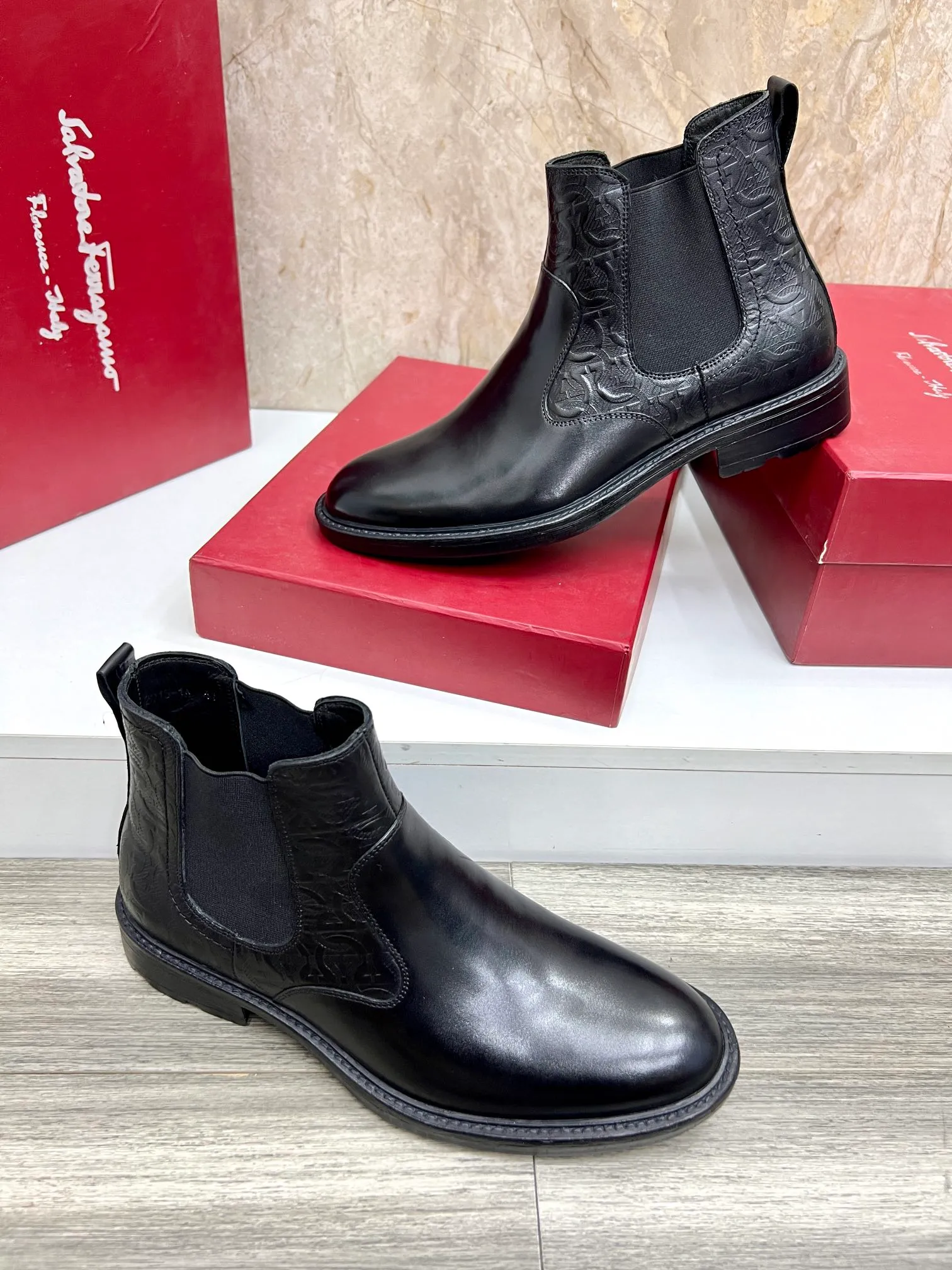 Original order quality: Men's shoes 💰700 Brand: Ferragamo (Ferragamo) One size larger: Men's size 38-44 (45 customized) Grade: Same style as the official website High-end men's shoes Material: Original cowhide, cowhide lining, original outsole Style category: Chelsea men's boots Fashion trend Color: Actual picture